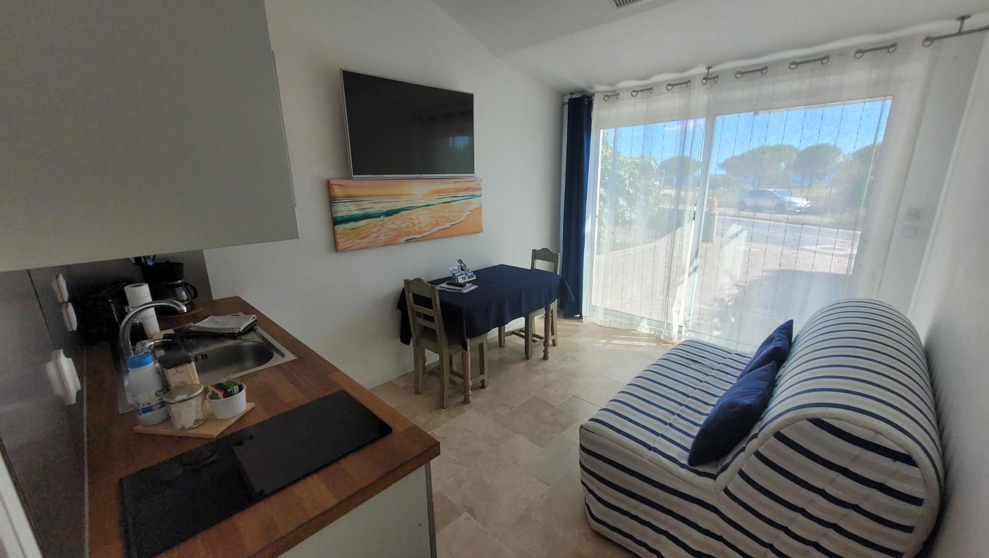 Meze Avec Vue Face A L'Etang Villa ภายนอก รูปภาพ