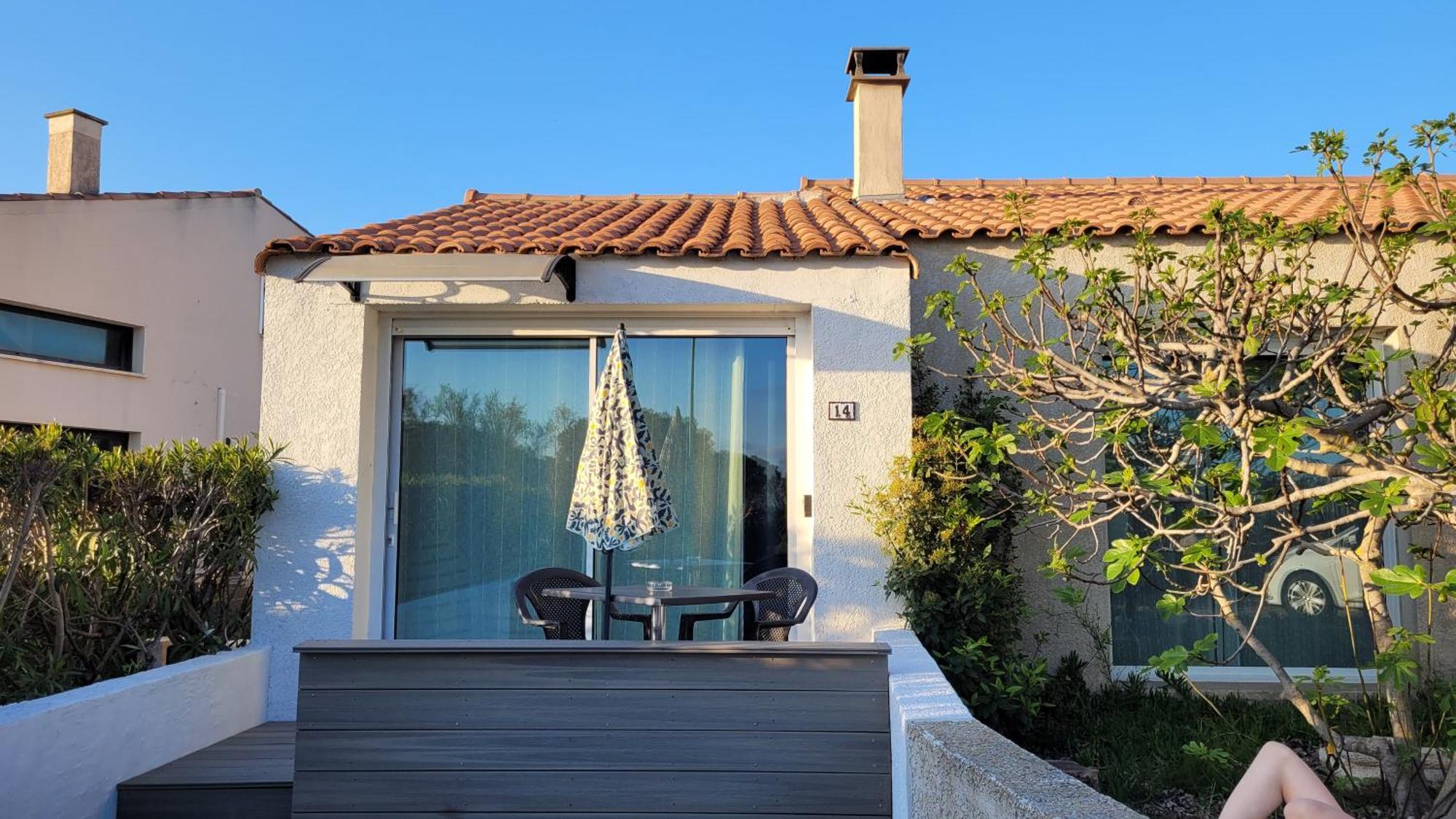 Meze Avec Vue Face A L'Etang Villa ภายนอก รูปภาพ