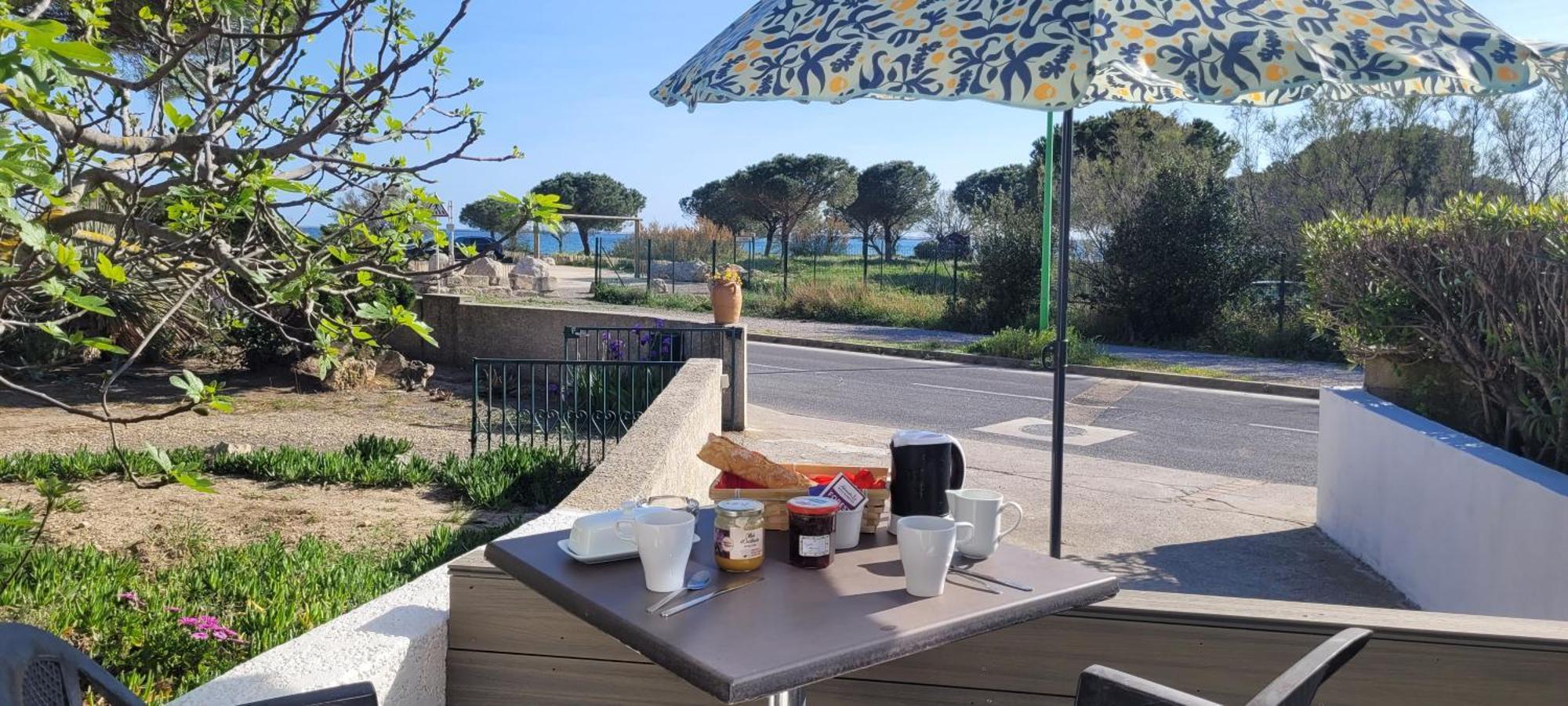 Meze Avec Vue Face A L'Etang Villa ภายนอก รูปภาพ